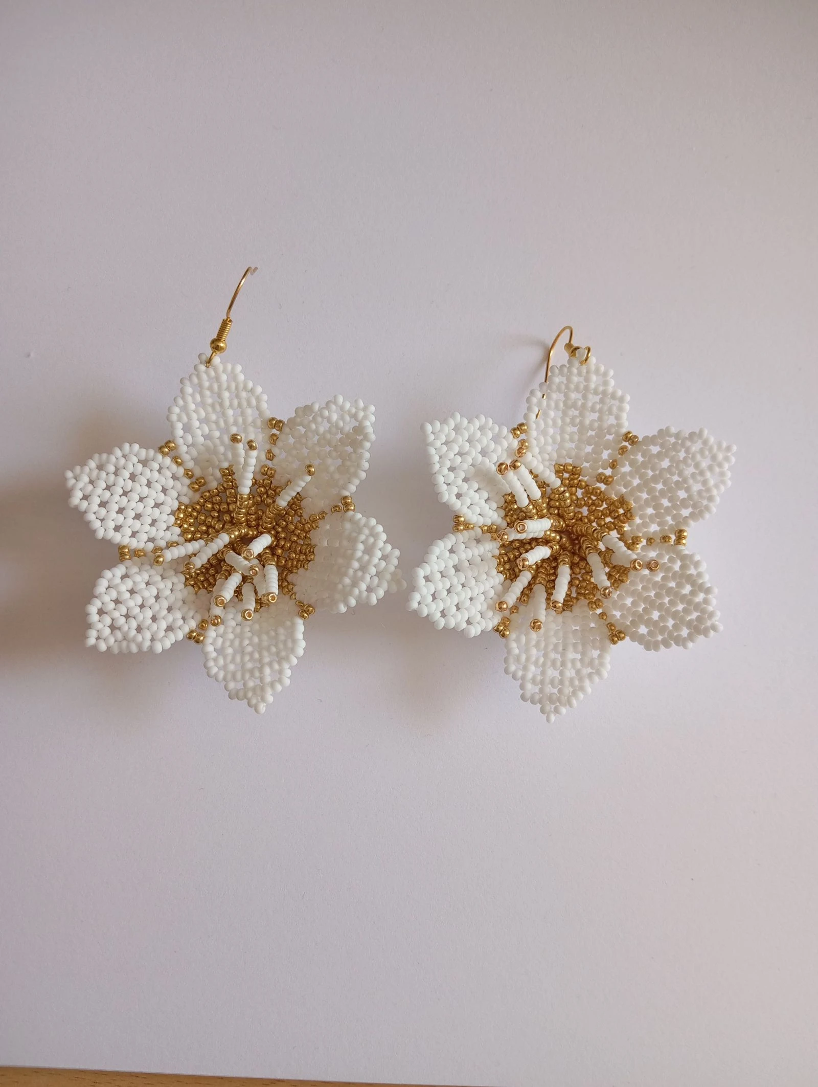 Boucles d'oreilles grandes fleurs or et blanc en perles.